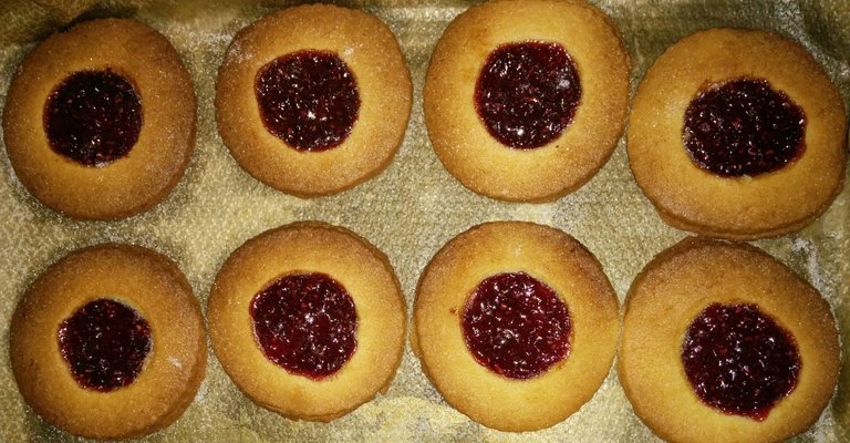 Freshly baked jammy doddgers