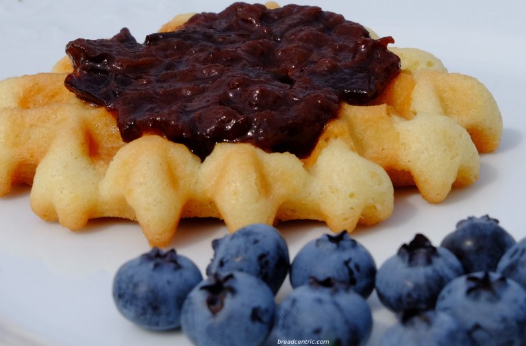 Luikse wafel with marmalade